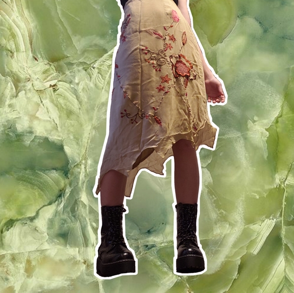 Vintages skirt with pretty flower embroidery. - Picture 1 of 4